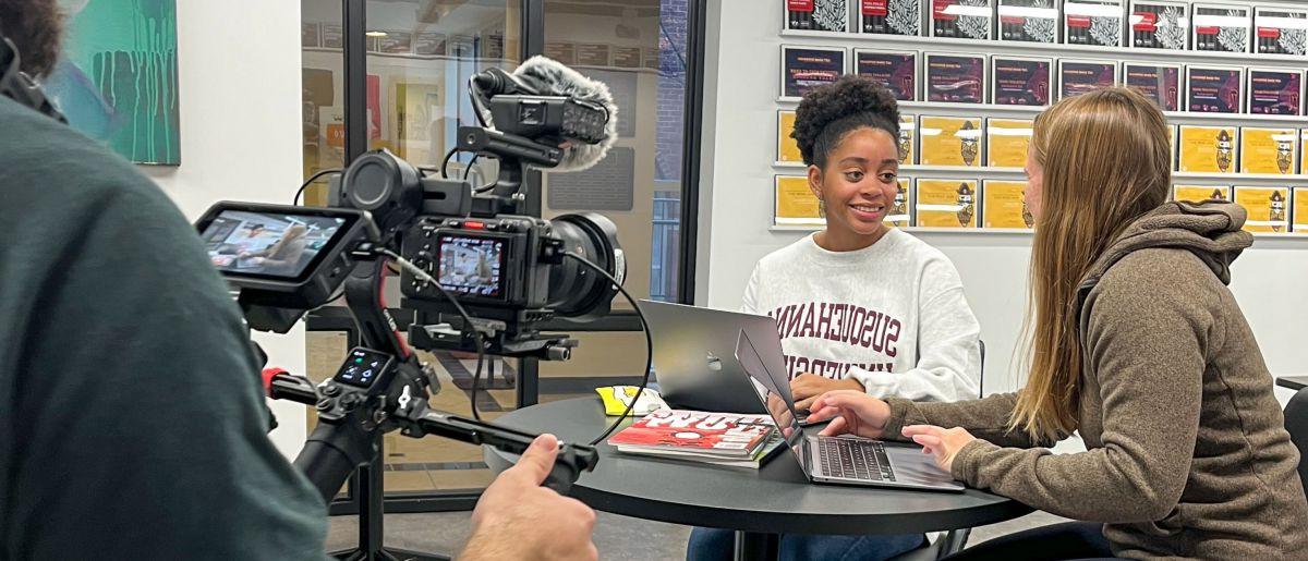 Image of videographer filming students for Amazon Prime's 大学之旅.